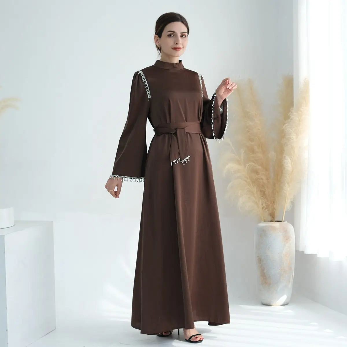 عباية نسائية مسلمة من الساتان والخرز