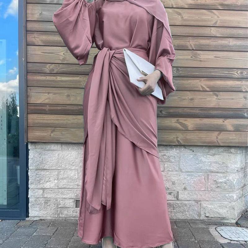 عباية نسائية مسلمة من الساتان مع لفافة متوسطة الطول