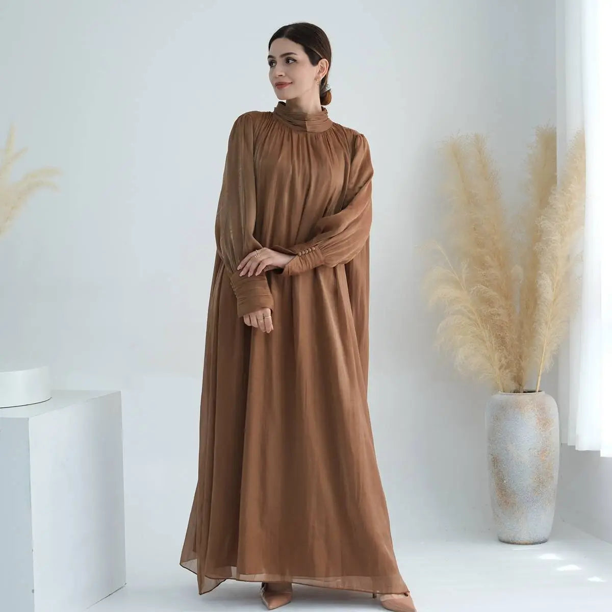 عباءة نسائية مسلمة براقة