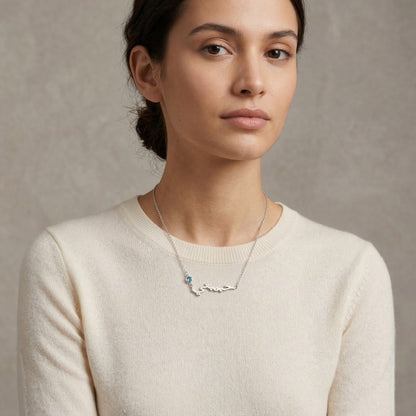 قلادة اسم شخصية باللغتين العربية والإنجليزية مع حجر الميلاد