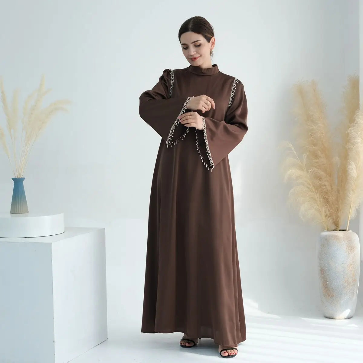 عباية نسائية مسلمة من الساتان والخرز