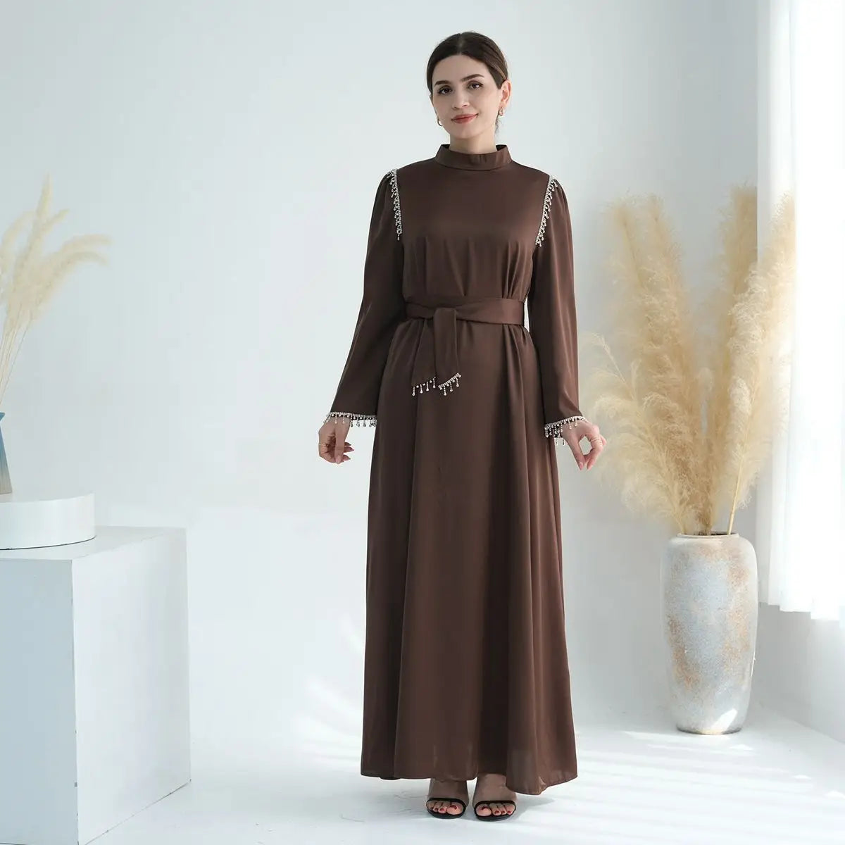 عباية نسائية مسلمة من الساتان والخرز