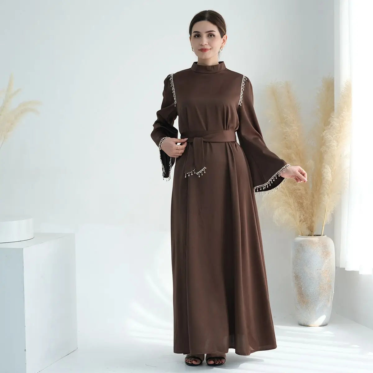 عباية نسائية مسلمة من الساتان والخرز