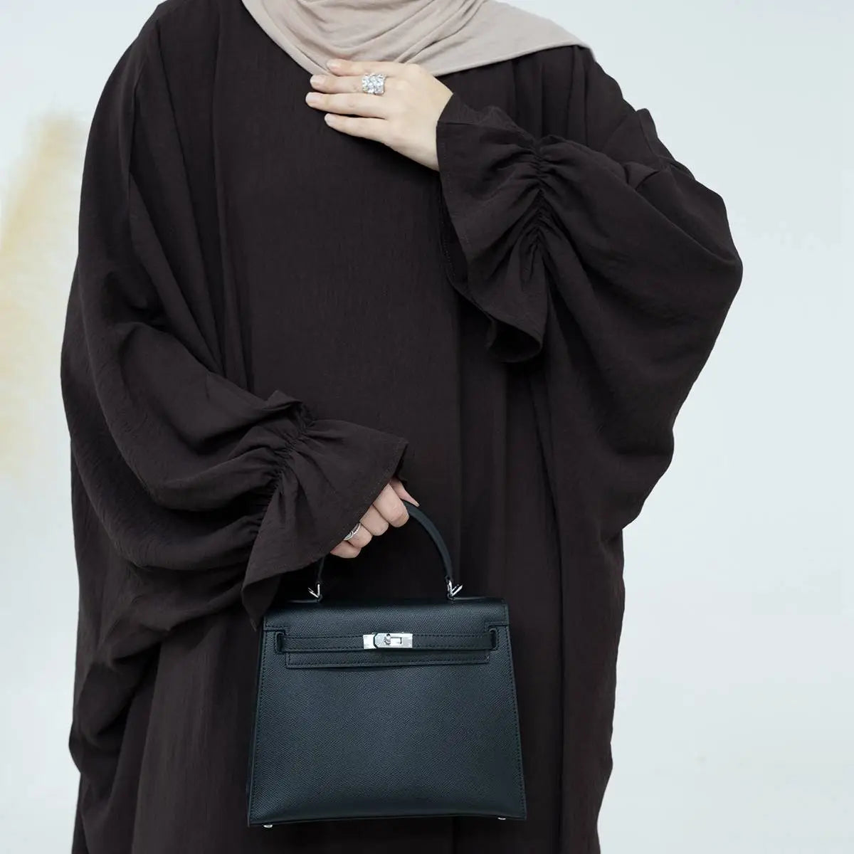 عباية عصرية من القماش المتجعد