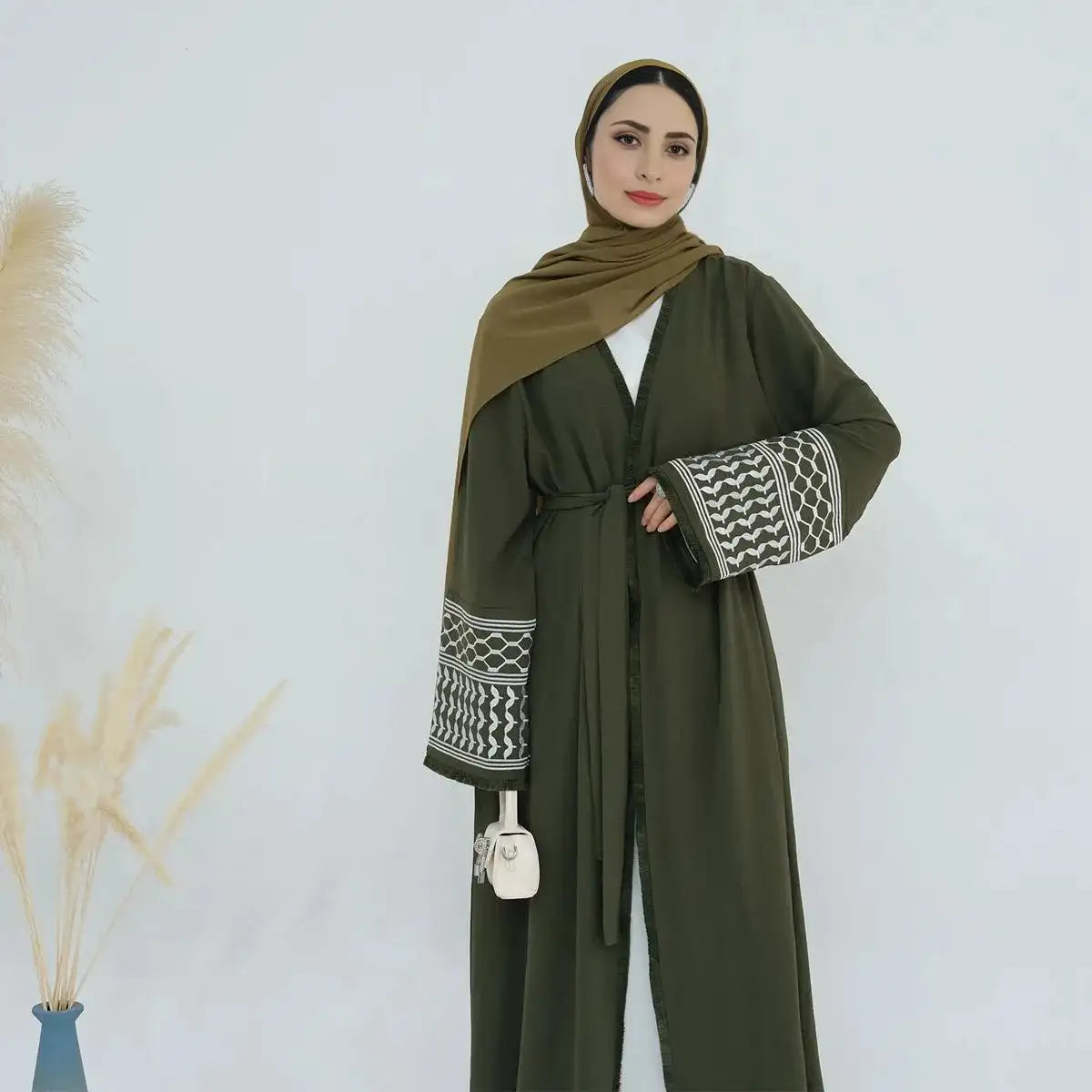 فستان عباية مفتوح بأكمام مزينة بشراشيب مطرزة متناسقة للأم العربية المسلمة وابنتها