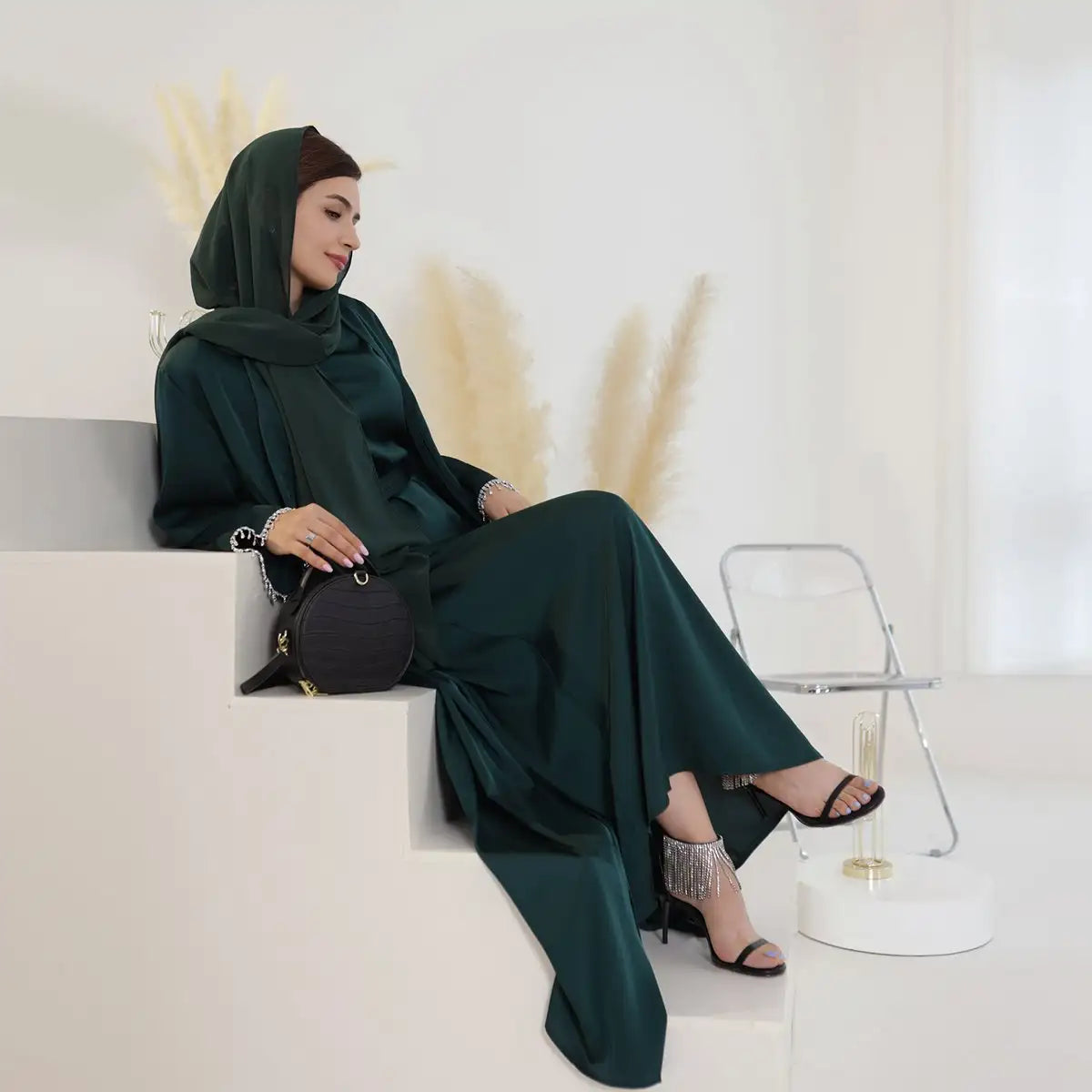 طقم عباية مفتوح بحزام كريستالي من قطعتين مع فستان داخلي بدون أكمام
